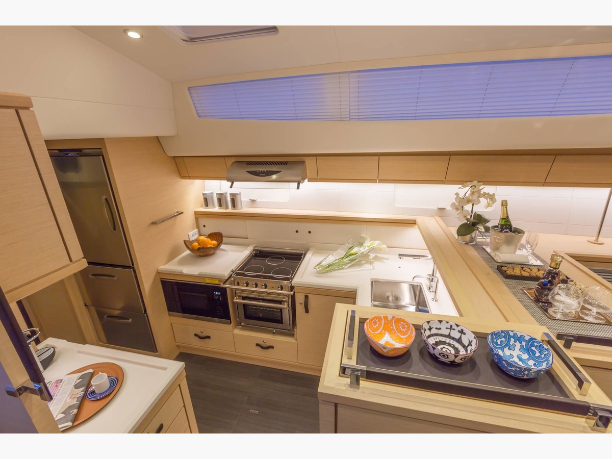 JEANNEAU YACHT 64